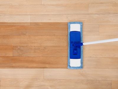 4 cách vệ sinh sàn nhà gỗ đúng cách để luôn mới, đẹp và bền bỉ